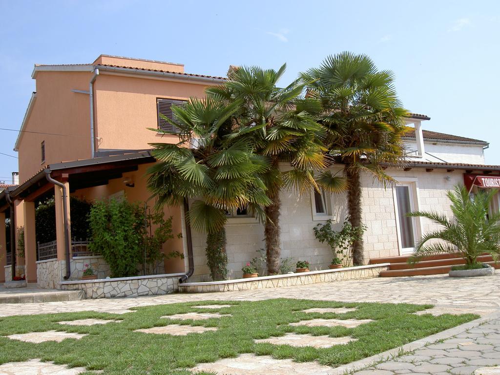 Apartments Kori Funtana Exterior photo