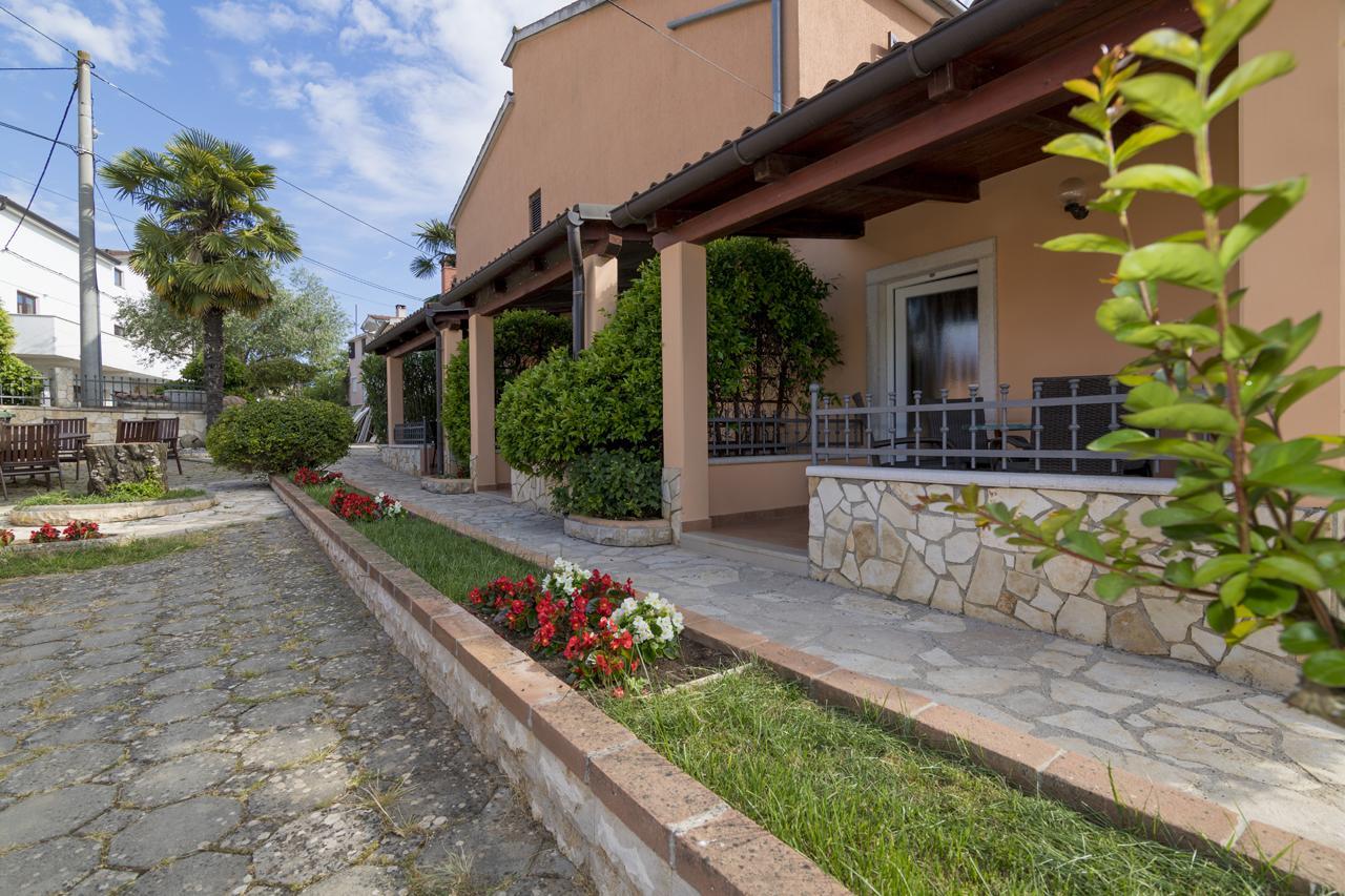 Apartments Kori Funtana Exterior photo
