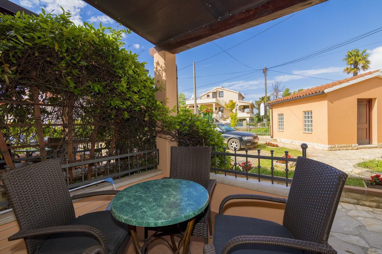Apartments Kori Funtana Exterior photo